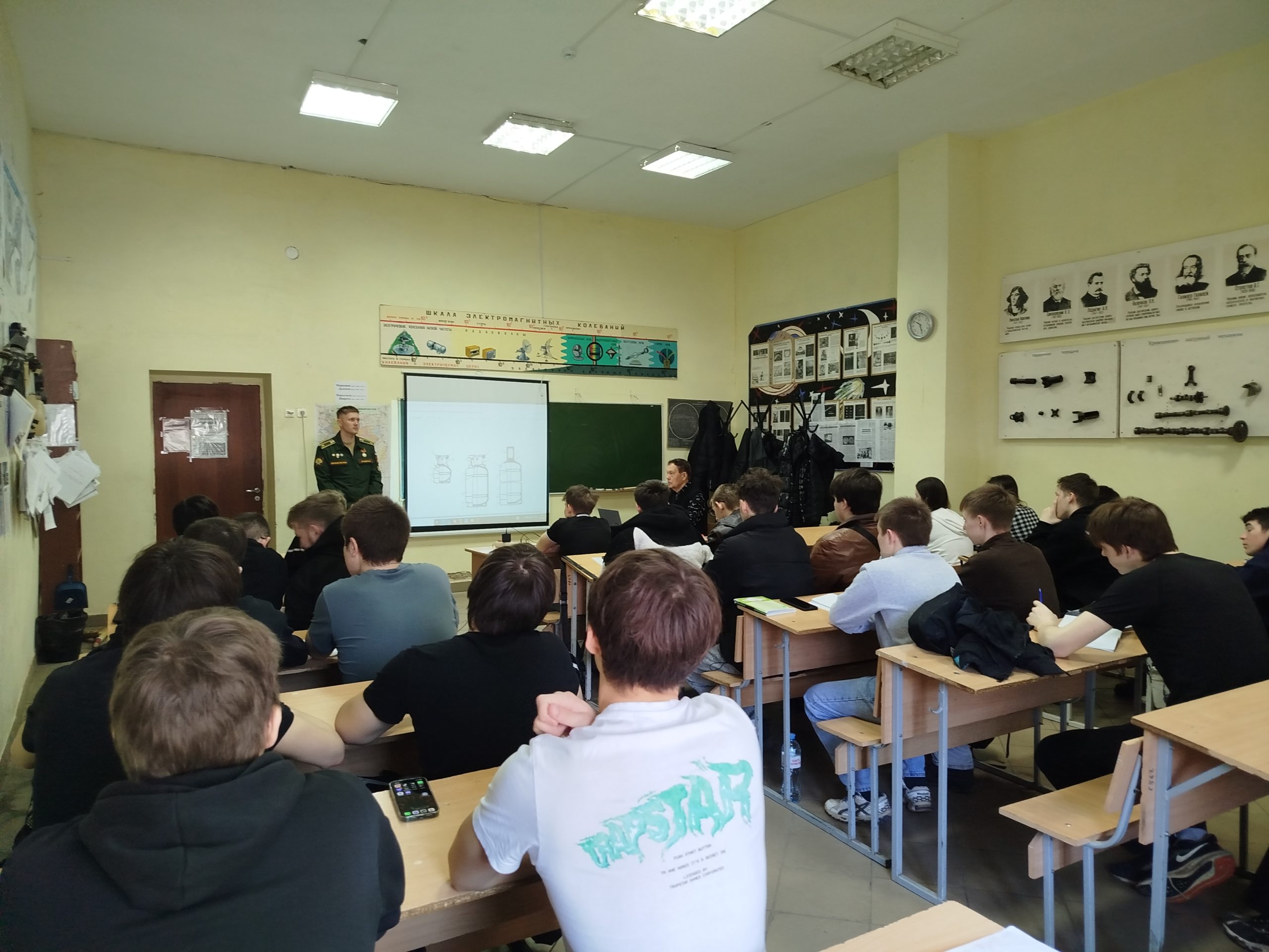 Есть мужская работа – Родину защищать